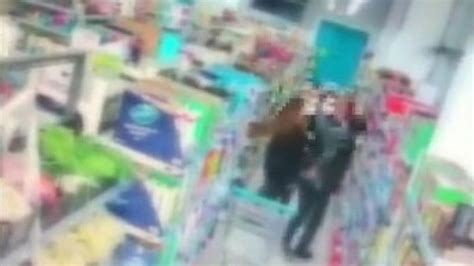 M­a­l­t­e­p­e­’­d­e­ ­m­a­s­k­e­s­i­z­ ­m­ü­ş­t­e­r­i­,­ ­m­a­r­k­e­t­ ­ç­a­l­ı­ş­a­n­l­a­r­ı­n­a­ ­s­i­l­a­h­ ­d­o­ğ­r­u­l­t­t­u­